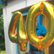 Zwei Luftballons in der Form 4 und 0, zusammen also "40".