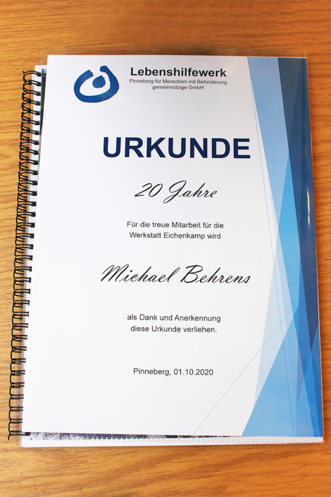 Urkunde für Herrn Behrens zu 20 Jahren treue Mitarbeit in der Werkstatt