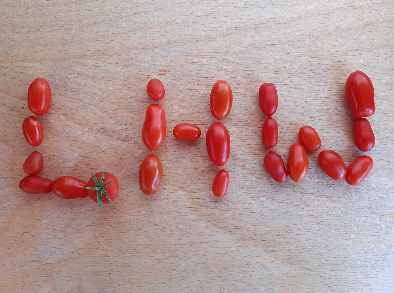 Tomaten in LHW-Form angeordnet